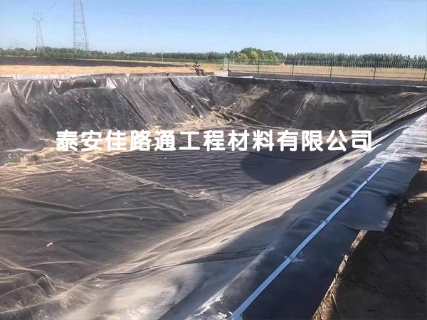 人工湖鋪設(shè)防滲土工膜是需要進(jìn)行細(xì)節(jié)把控的 人工湖鋪設(shè)防滲土工膜是需要進(jìn)行細(xì)節(jié)把控的