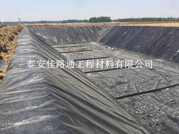 垃圾填埋場(chǎng)防滲膜斜坡鋪設(shè):細(xì)節(jié)決定成敗 垃圾填埋場(chǎng)防滲膜斜坡鋪設(shè):細(xì)節(jié)決定成敗